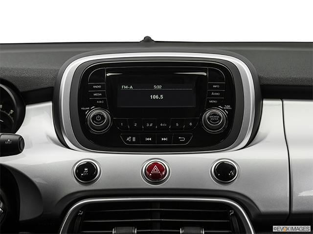 2017 Fiat 500X | Closeup of radio head unit