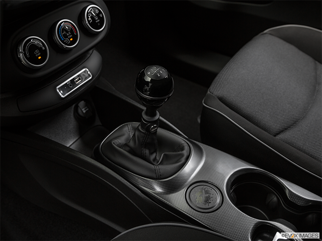 2017 Fiat 500X | Gear shifter/center console