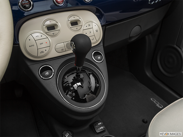 2019 Fiat 500 Cabrio | Gear shifter/center console