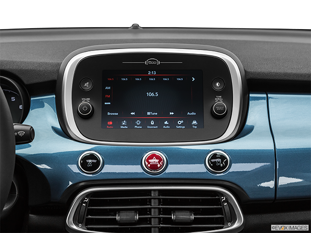 2019 Fiat 500X | Closeup of radio head unit