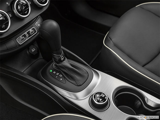 2019 Fiat 500X | Gear shifter/center console