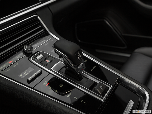 2023 Porsche Panamera | Gear shifter/center console