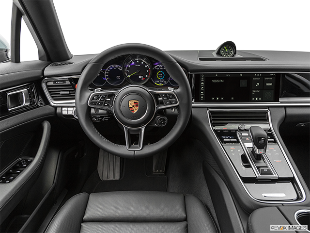 2022 Porsche Panamera | Steering wheel/Center Console