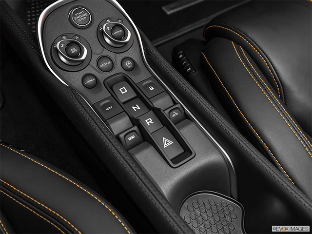 2020 McLaren 570S | Gear shifter/center console