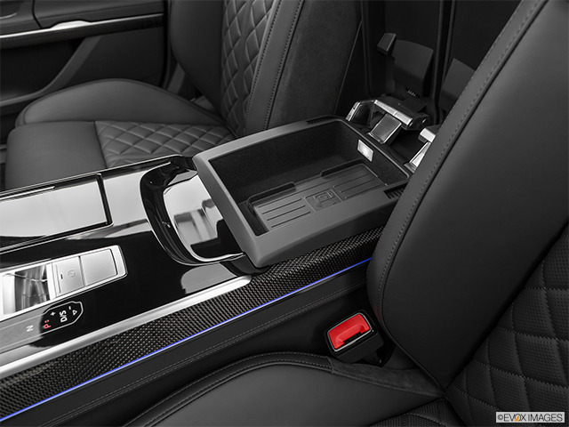 2022 Audi S8 | Front center divider