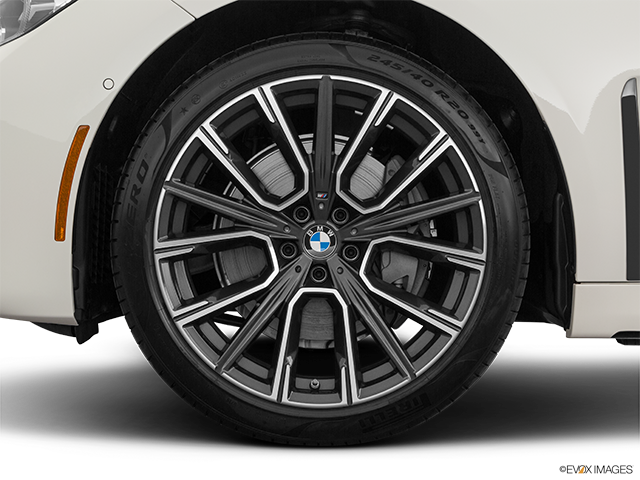 2023 BMW Série 7 | Front Drivers side wheel at profile