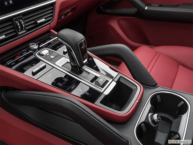 2023 Porsche Cayenne | Gear shifter/center console