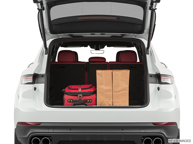 2023 Porsche Cayenne | Trunk props