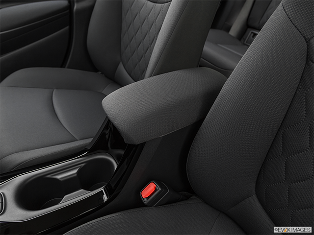 2024 Toyota Corolla Hybride | Front center console with closed lid, from driver’s side looking down