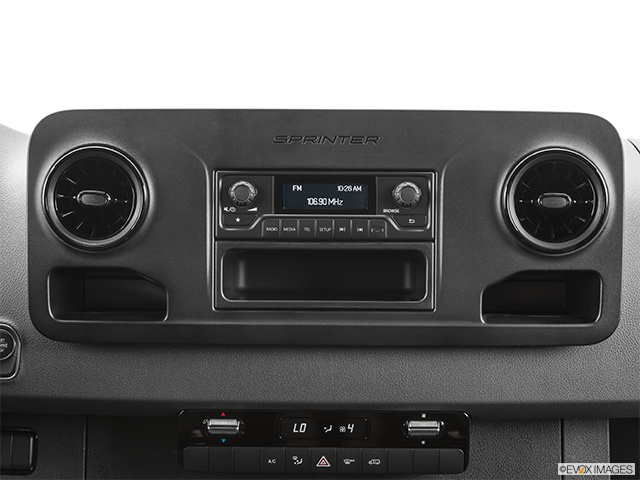 2021 Mercedes-Benz Sprinter Fourgon | Closeup of radio head unit