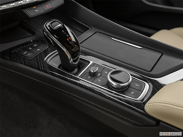 2023 Cadillac CT5 | Gear shifter/center console