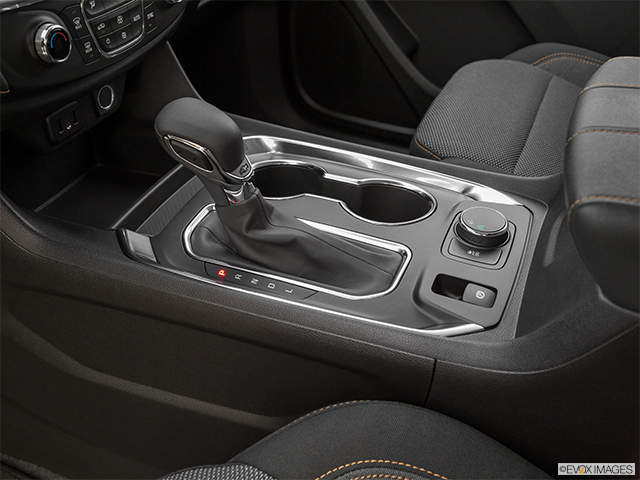2022 Chevrolet Traverse | Gear shifter/center console