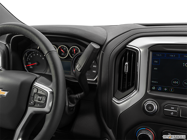 2022 Chevrolet Silverado 1500 | Gear shifter/center console