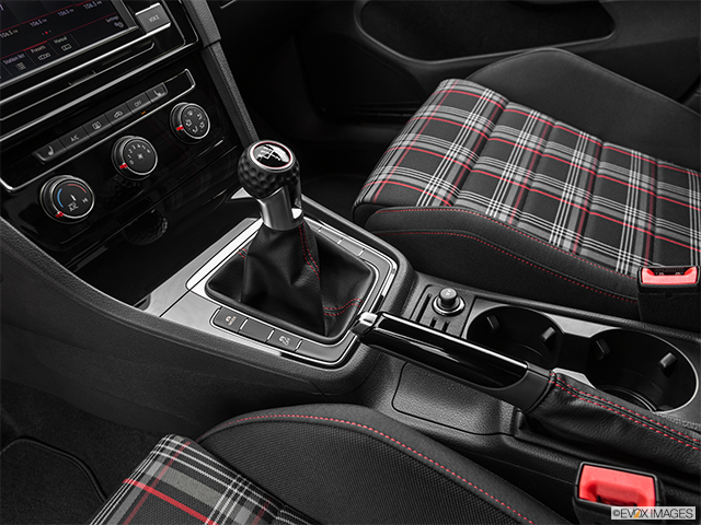 2022 Volkswagen Golf GTI | Gear shifter/center console