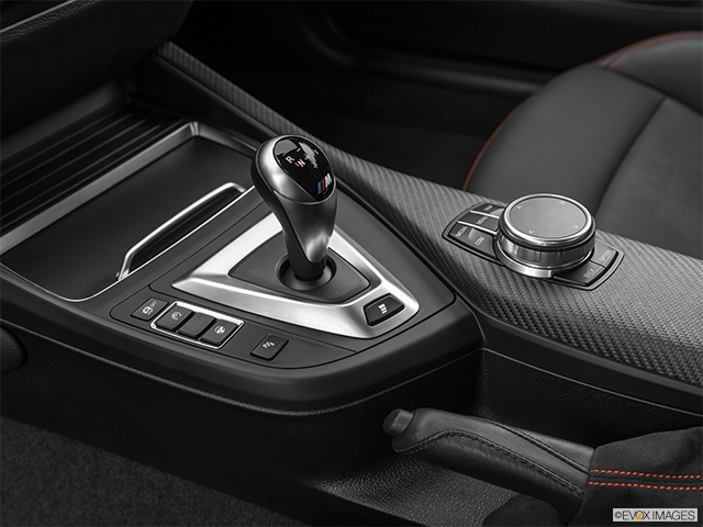2024 BMW M2 Coupé | Gear shifter/center console