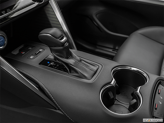 2022 Toyota Venza | Gear shifter/center console