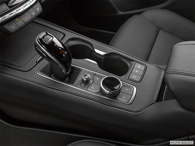 2022 Cadillac XT4 | Gear shifter/center console