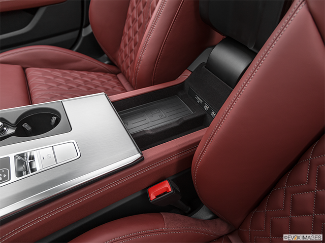 2022 Audi RS7 | Front center divider