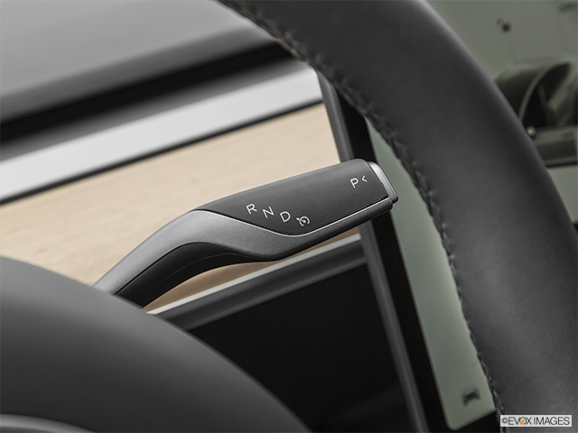 2022 Tesla Model 3 | Gear shifter/center console