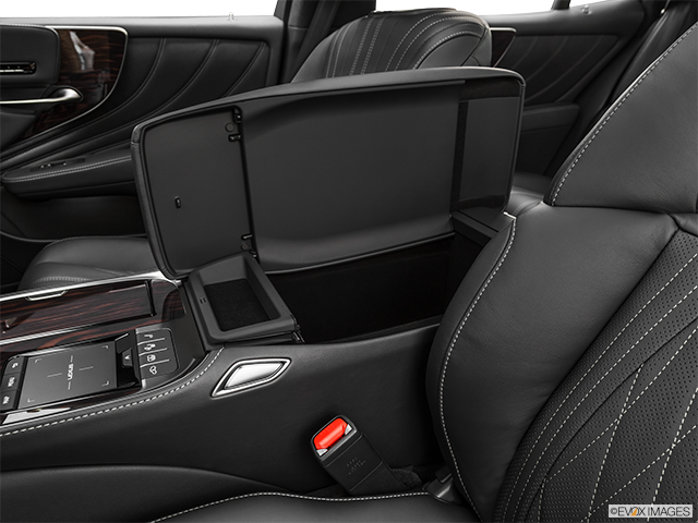 2022 Lexus LS 500 AWD | Front center divider