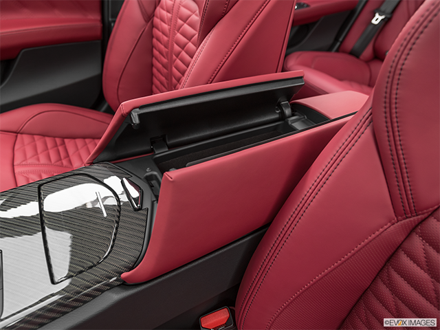 2022 Maserati Quattroporte | Front center divider