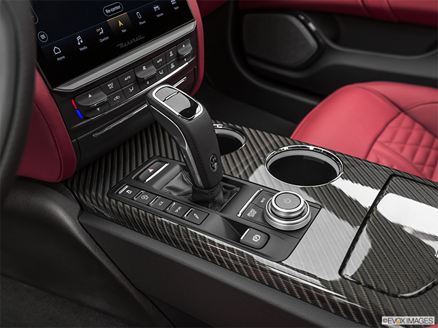 2023 Maserati Quattroporte | Gear shifter/center console