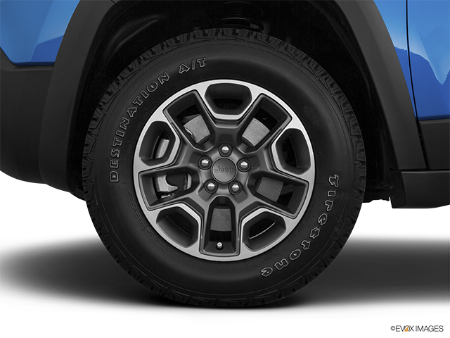 2023 Jeep Cherokee | Front Drivers side wheel at profile