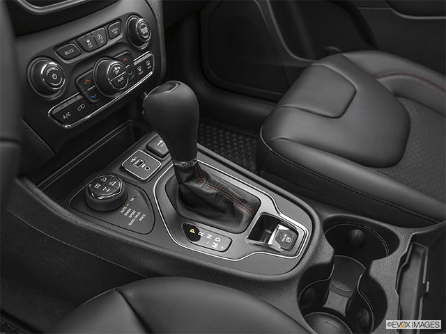 2023 Jeep Cherokee | Gear shifter/center console