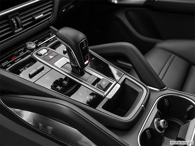 2023 Porsche Cayenne Coupé | Gear shifter/center console