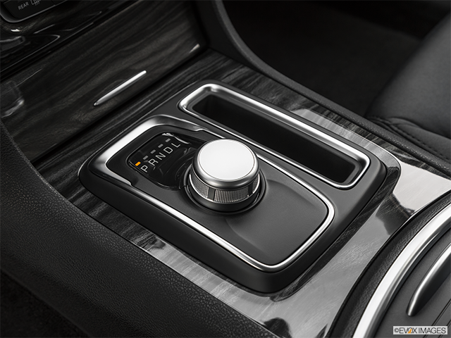 2023 Chrysler 300 | Gear shifter/center console