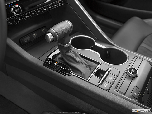 2023 Kia K5 | Gear shifter/center console