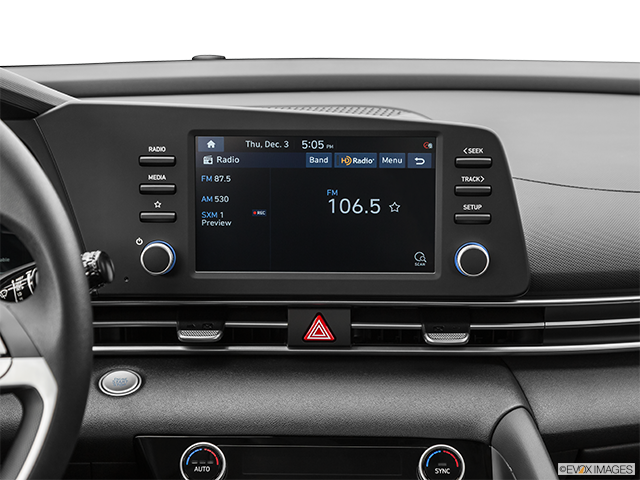 2022 Hyundai Elantra | Closeup of radio head unit