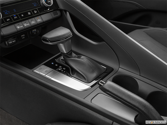 2022 Hyundai Elantra | Gear shifter/center console