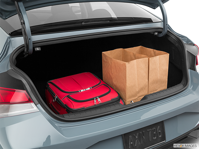 2023 Hyundai Elantra Essential | Driving