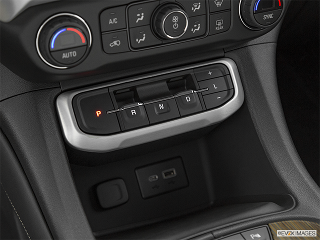 2022 GMC Acadia | Gear shifter/center console