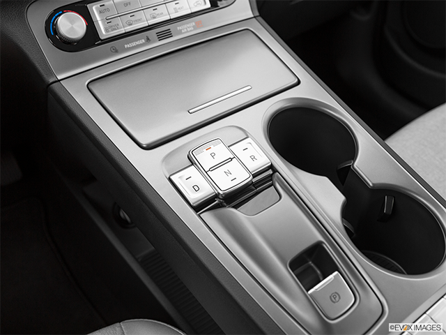 2022 Hyundai KONA electric | Gear shifter/center console