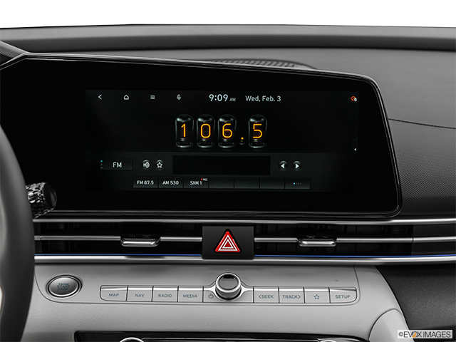 2022 Hyundai Elantra | Closeup of radio head unit