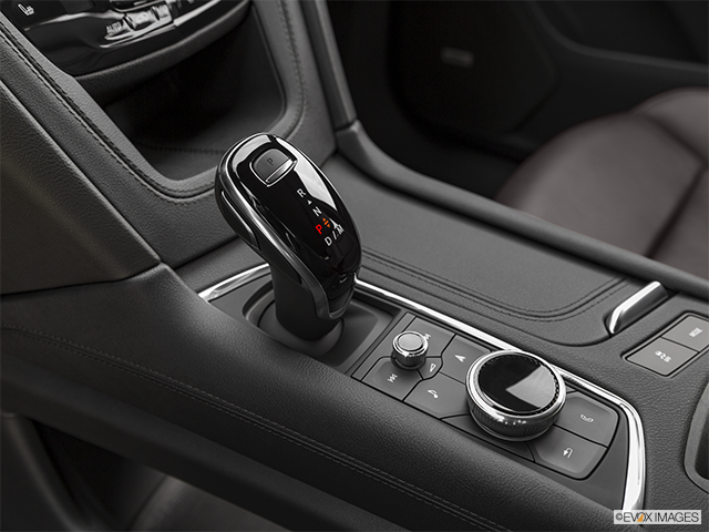 2022 Cadillac XT6 | Gear shifter/center console