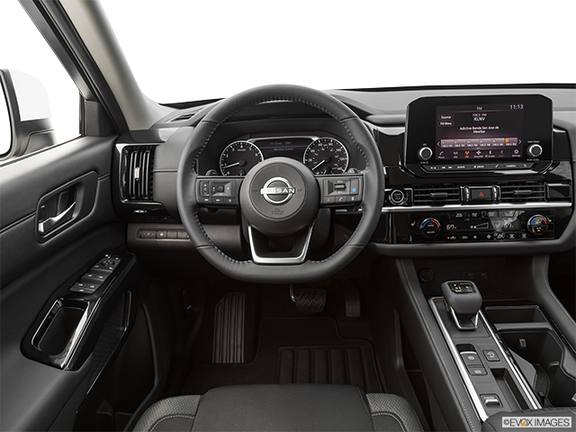 2022 Nissan Pathfinder | Steering wheel/Center Console