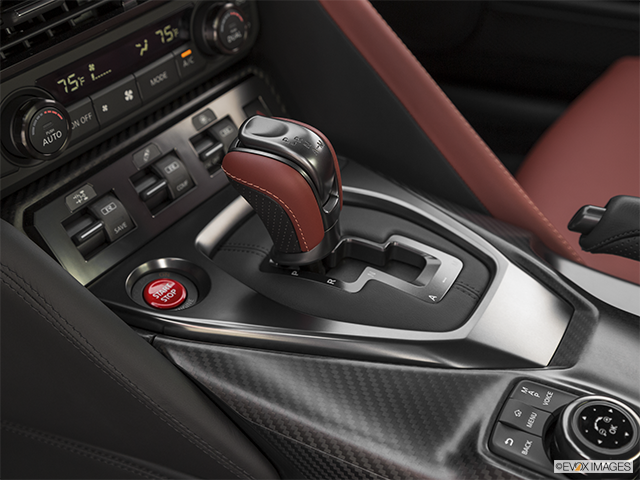 2021 Nissan GT-R | Gear shifter/center console