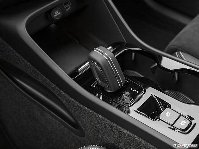 2023 Volvo XC40 | Gear shifter/center console