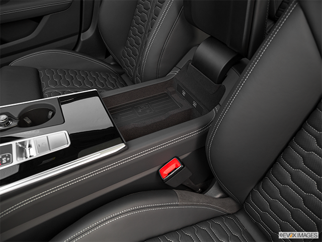 2022 Audi RS6 Avant | Front center divider