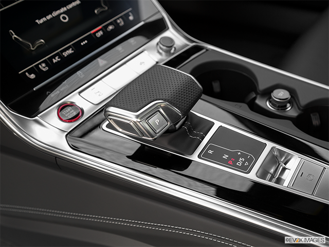 2022 Audi RS6 Avant | Gear shifter/center console