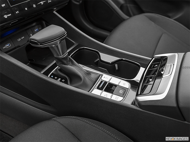 2024 Hyundai Tucson | Gear shifter/center console