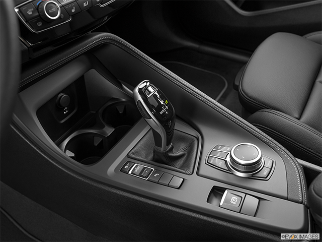 2024 BMW X2 | Gear shifter/center console