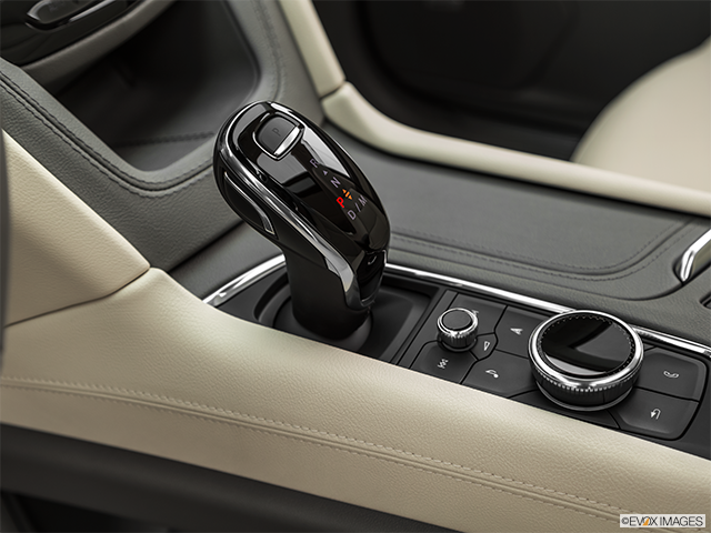2022 Cadillac XT5 | Gear shifter/center console