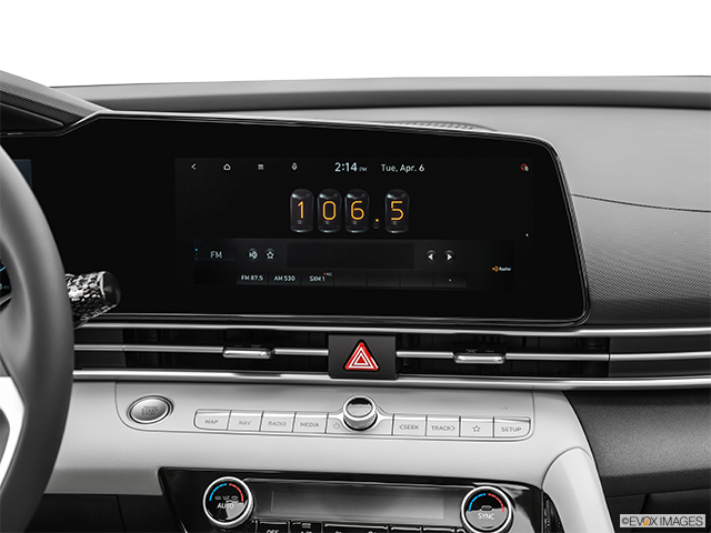 2022 Hyundai Elantra Hybrid | Closeup of radio head unit
