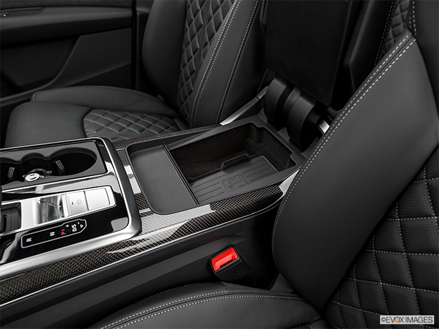 2022 Audi SQ7 | Front center divider