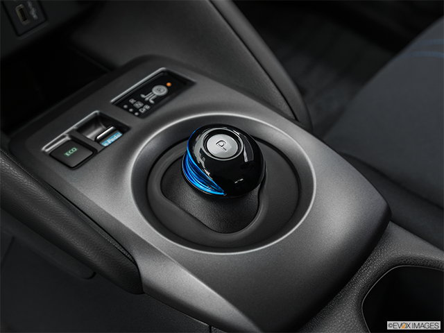 2024 Nissan LEAF | Gear shifter/center console