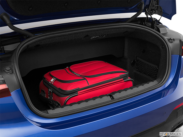 2022 BMW 4 Series | Trunk props